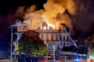 Francie se proměnila v peklo na zemi. Šílené záběry jako z války, rabování i vypálení historické památky